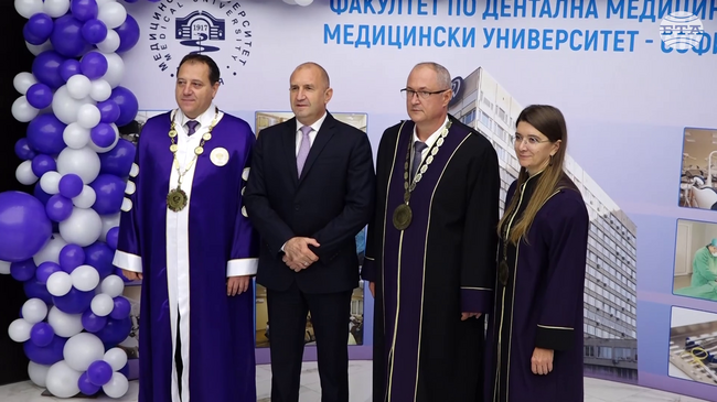 На вас се пада честта да трансформирате здравеопазването към по-високи стандарти, каза президентът пред дипломиращите се лекари