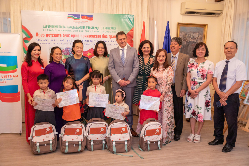 Посолството на България във Виетнам отличи победителите в конкурс по повод 75 години дипломатически отношения