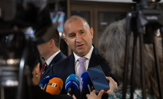 Държавният глава призова председателя на ГЕРБ Бойко Борисов да направи така, че чувалите с пари от магистрала „Хемус“ да бъдат върнати