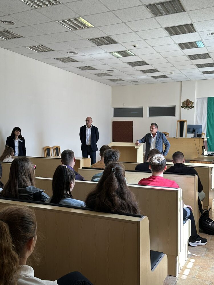 Районната прокуратура и Районният съд в Търговище посрещнаха ученици в инициатива по повод ден на отворените врати