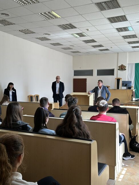 Районната прокуратура и Районният съд в Търговище посрещнаха ученици в инициатива по повод ден на отворените врати
