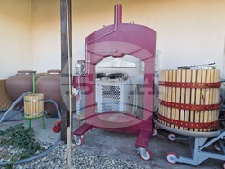 Село Момин сбор - семейна винарна "Стиви Естейт"