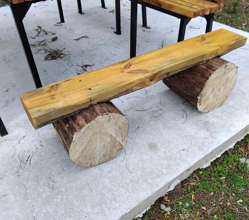 Община Разград: Нови пейки в Ушинци, изработена от премахнатите изсъхнали иглолистни дървета в Разград