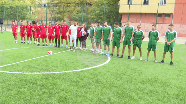 В средно училище "Никола Вапцаров " в Петрич беше открита нова спортна площадка 