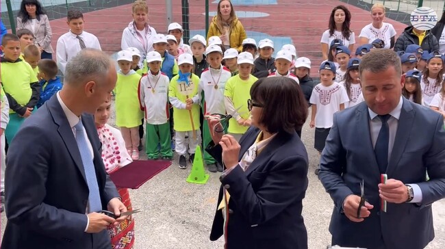 Министърът на образованието и науката Красимир Вълчев участва в откриването на нова постройка към училище в Самоков