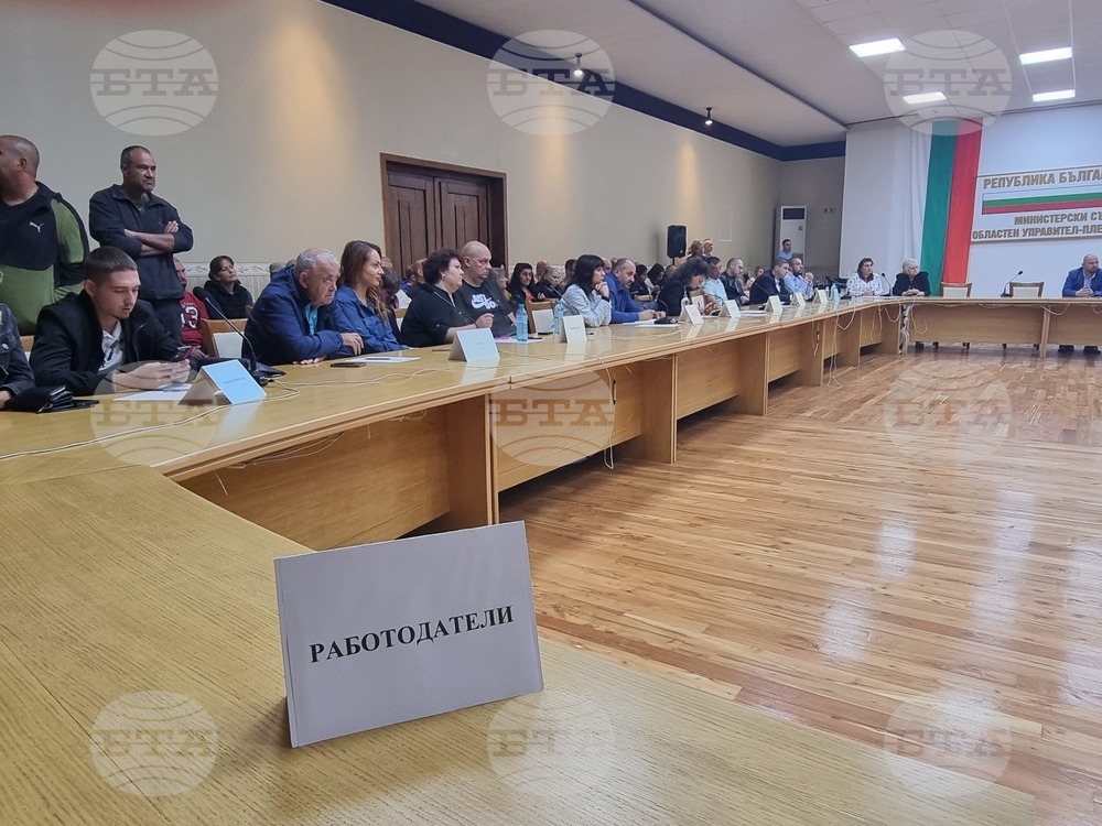 Работодатели и търсещи заетост се срещнаха на обща трудова борса в Плевен
