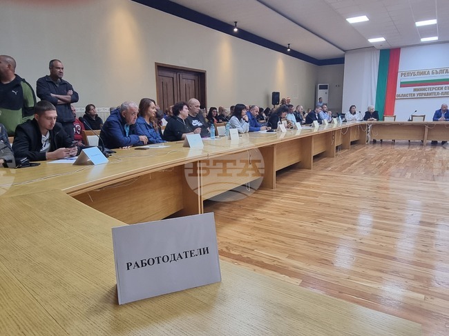 Работодатели и търсещи заетост се срещнаха на обща трудова борса в Плевен