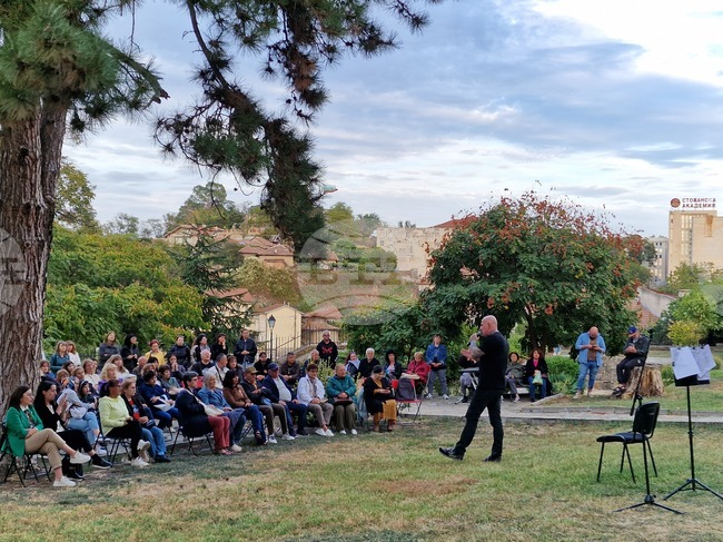 Писателят и музикант Константин Кацаров изнесе концерт в рамките на „Свищовски лозници“