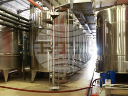 Село Нисово - Винарска изба „Райнов и синове"