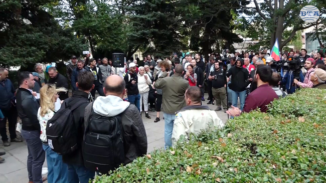 С хвърляне на яйца по сградата приключи протестът пред централата на „ДПС - Ново начало“ в София