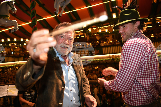 Арнолд Шварценегер дирижира оркестър в бирена шатра на Октоберфест в Мюнхен