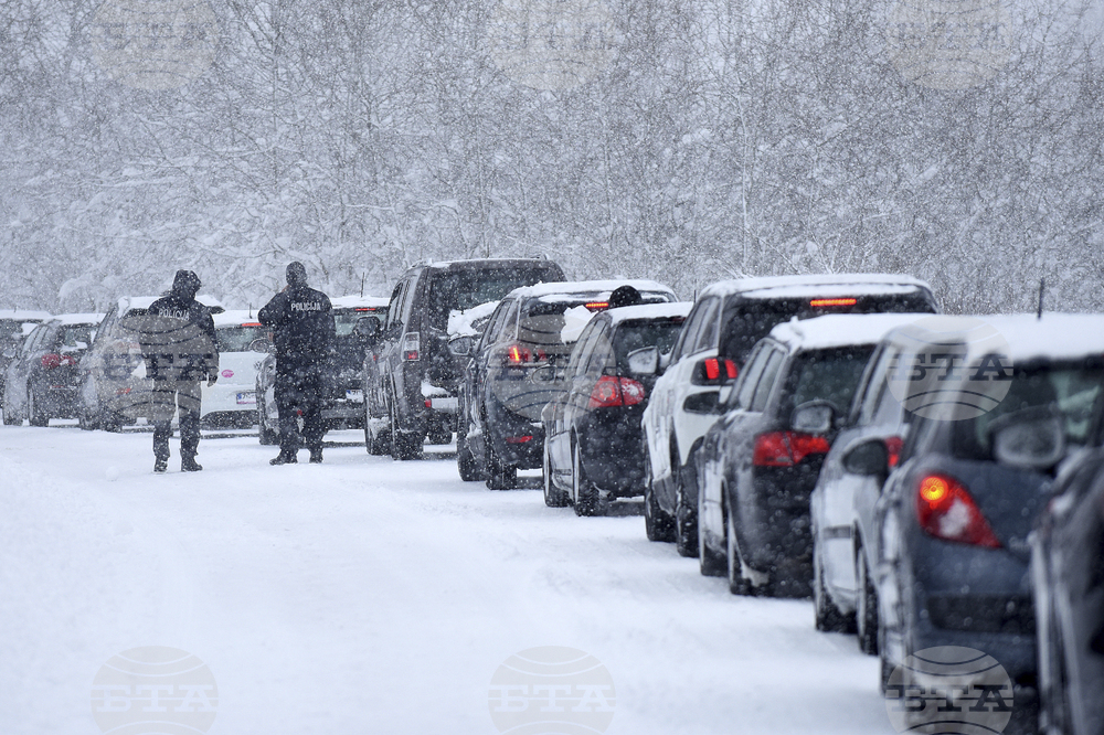Затворени пътища и селища без ток в Хърватия заради снеговалеж и бурен вятър