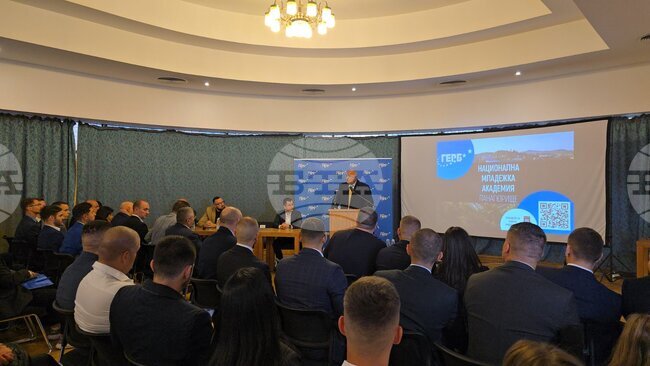 Лидерът на ГЕРБ Бойко Борисов заяви, че не разбира омразата към него и правителството от страна на президента Румен Радев