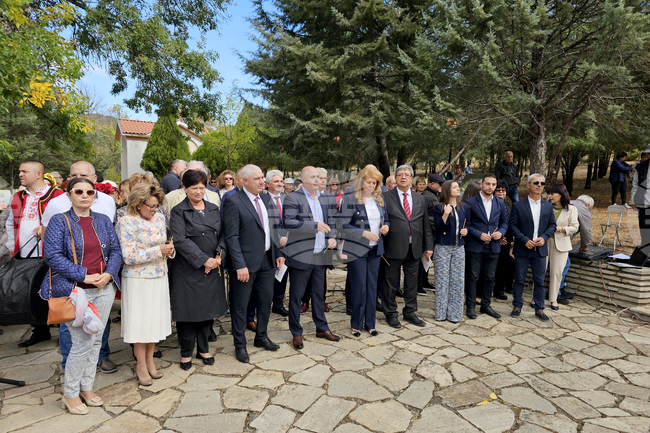 Децата не знаят нищо по тракийския въпрос и това граничи с родоотстъпничество, каза вицепрезидентът Йотова пред Пантеона на загиналите тракийци 
