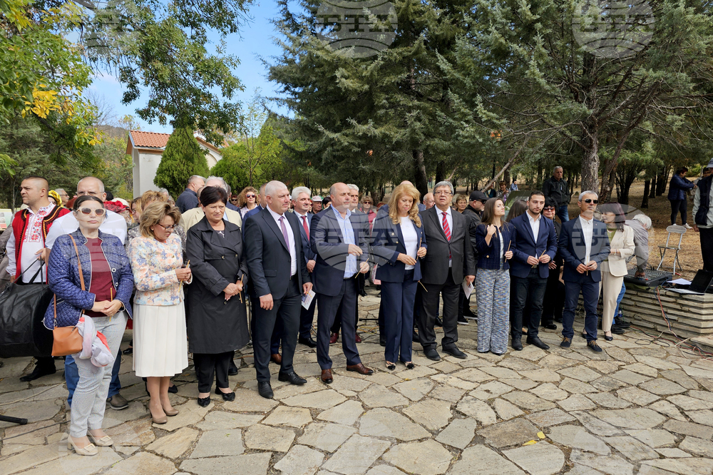 Маджарово - Пантеон на загиналите тракийци - Илияна Йотова - поклонение