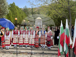 Маджарово - Пантеон на загиналите тракийци - Илияна Йотова - поклонение