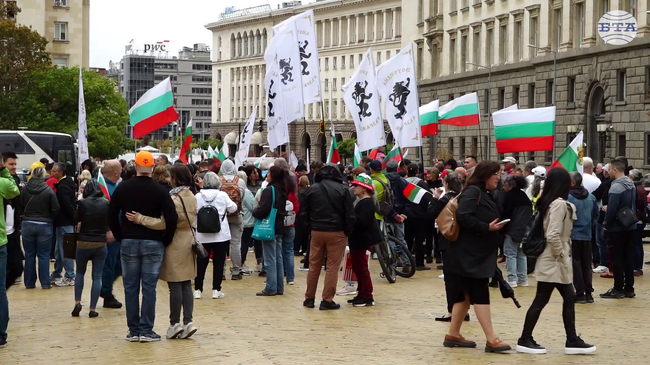 Протест срещу еврото и за оставката на правителството се провежда пред Народното събрание
