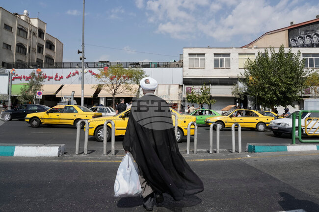 Една от водещите частни банки в Иран - "Аянде" - бе обявена в несъстоятелност 