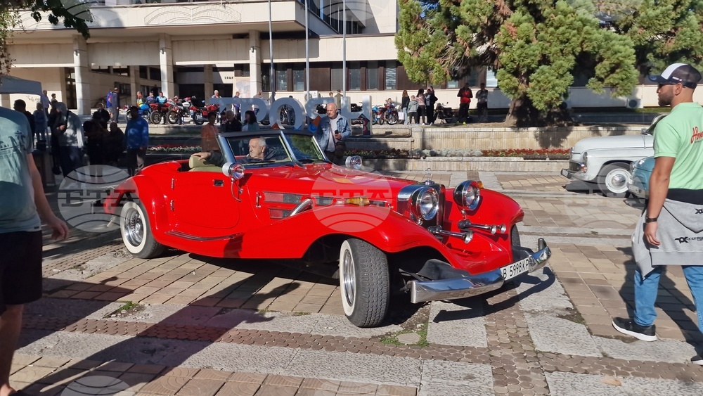 Troyan Hosts Its First Retro Parade with Over 200 Vintage Vehicles