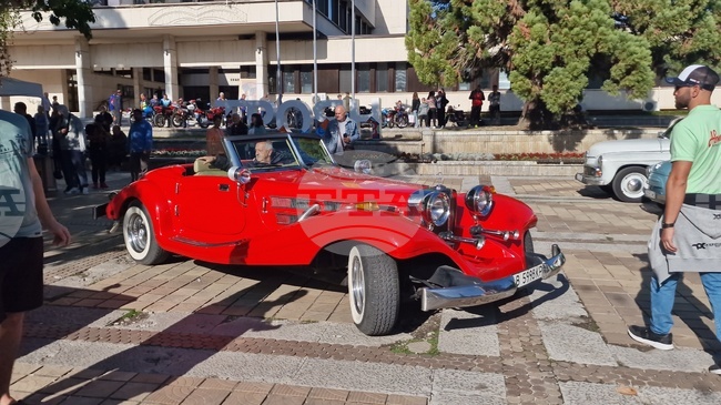 Troyan Hosts Its First Retro Parade with Over 200 Vintage Vehicles