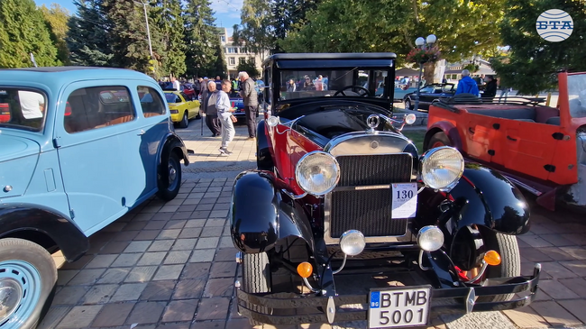 Общо 210 собственици на мотоциклети, ретро и класически автомобили участваха в първия ретропарад в Троян