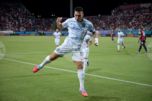 Интер се наложи над Каляри в мач от италианското първенство по футбол