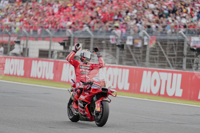 Световният шампион в MotoGP Марк Маркес е получил контузия на ключицата след катастрофата в Индонезия