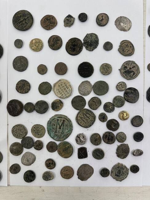 Контрабандни старинни монети и предмети задържаха митническите служители на МП Капитан Андреево