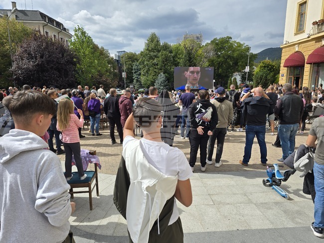 Финалът на Световното първенство по волейбол между България и Италия се излъчва пред сградата на Общината в Сливен
