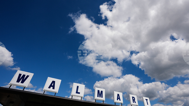 „Уолмарт“ повишава годишните прогнози и планира прехвърляне на листването си към „Насдак“