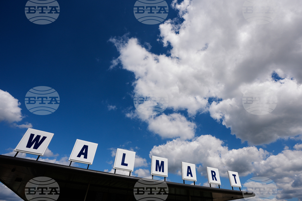 „Уолмарт“ повишава годишните прогнози и планира прехвърляне на листването си към „Насдак“