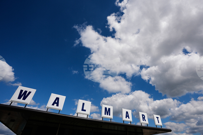 „Уолмарт“ повишава годишните прогнози и планира прехвърляне на листването си към „Насдак“