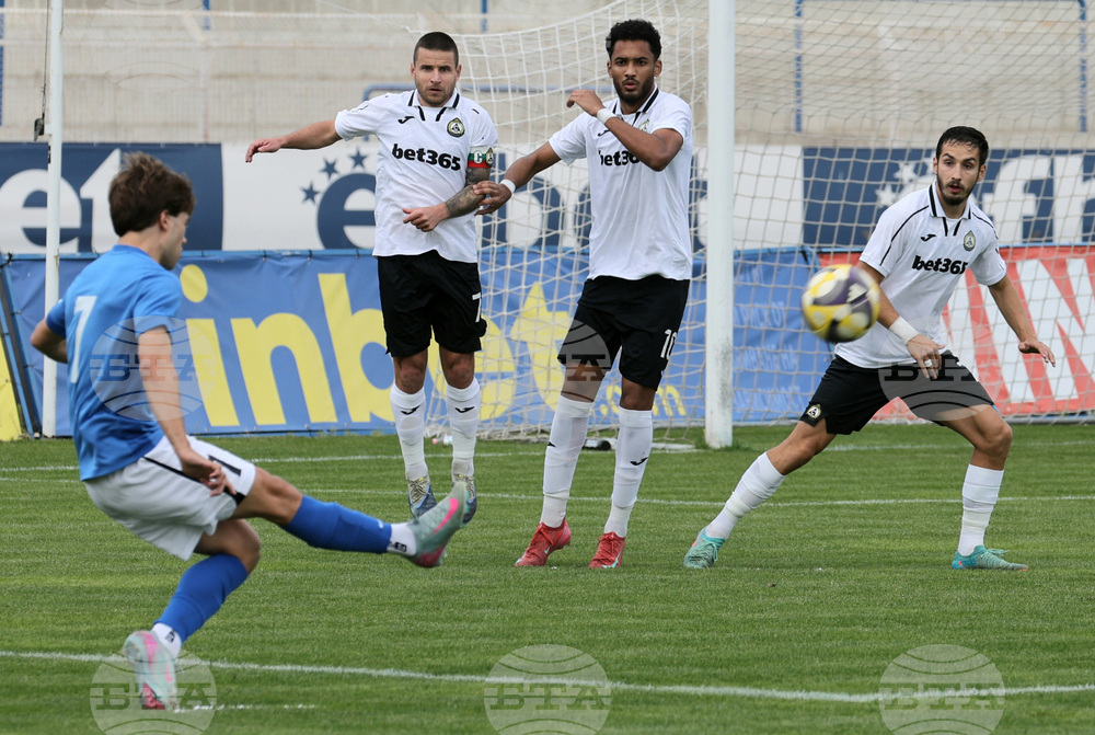 Спартак (Варна) и Славия завършиха при равен резултат в среща от 10-ия кръг на футболното първенство