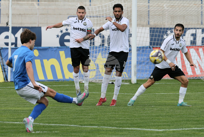 Спартак (Варна) и Славия завършиха при равен резултат в среща от 10-ия кръг на футболното първенство