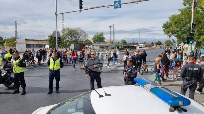 Жителите на село Труд блокираха временно движението по Карловско шосе