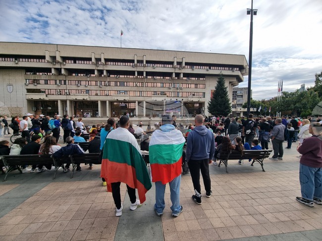 Десетки гледаха финала на Световното първенство по волейбол в центъра на Русе и скандираха "Българи, юнаци!"