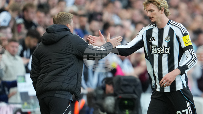 Мениджърът на Нюкасъл Еди Хау призова нападателя Ник Волтемаде да продължи да бележи голове в противниковите врати