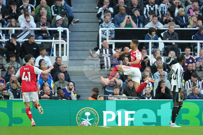 Арсенал обърна Нюкасъл с голове в края 