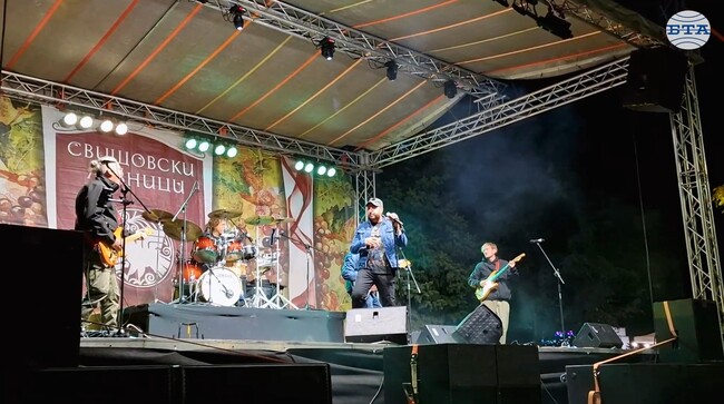 „Свищовски лозници“ завърши с духова музика, народни танци и награждаване на победителите в конкурса за домашно червено вино