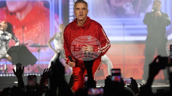 Роби Уилямс издаде своя нов албум Britpop три седмици преди официално обявената дата