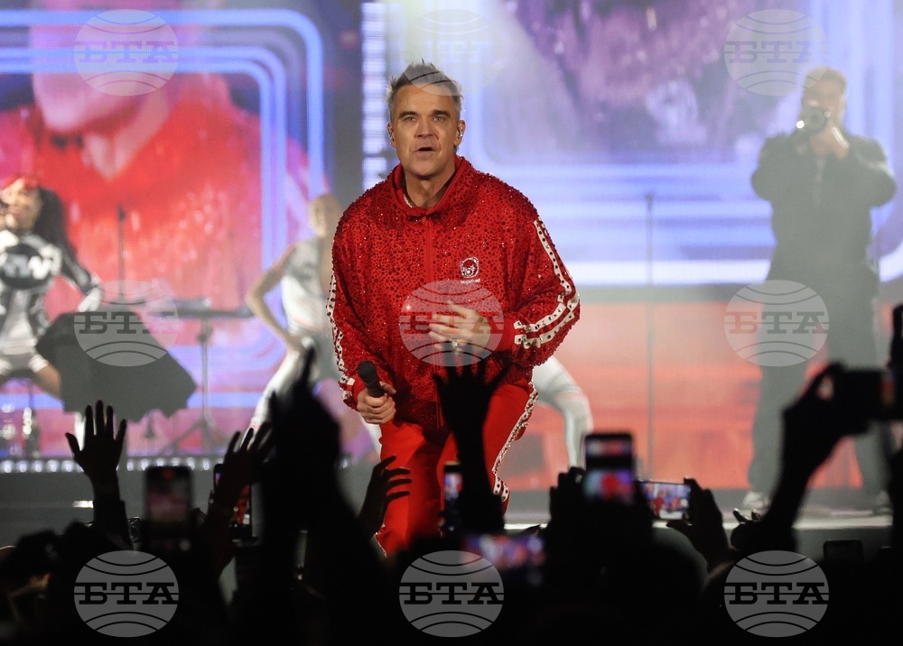 Роби Уилямс издаде своя нов албум Britpop три седмици преди официално обявената дата