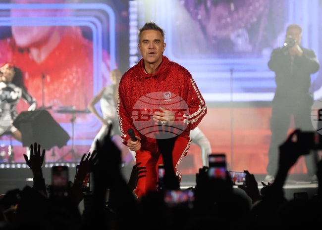 Роби Уилямс издаде своя нов албум Britpop три седмици преди официално обявената дата