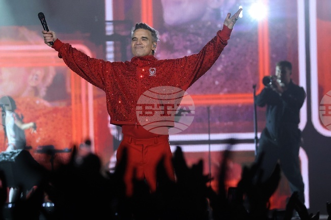 At Dazzling Sofia Concert, Robbie Williams Proves He's the King of Entertainment 