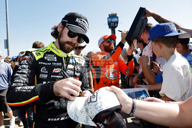 CORRECTION NASCAR Kansas Auto Racing