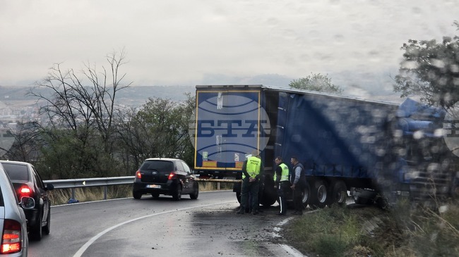 Поради самокатастрофирал тежкотоварен автомобил е ограничено движението между София и Своге в района на Луково 