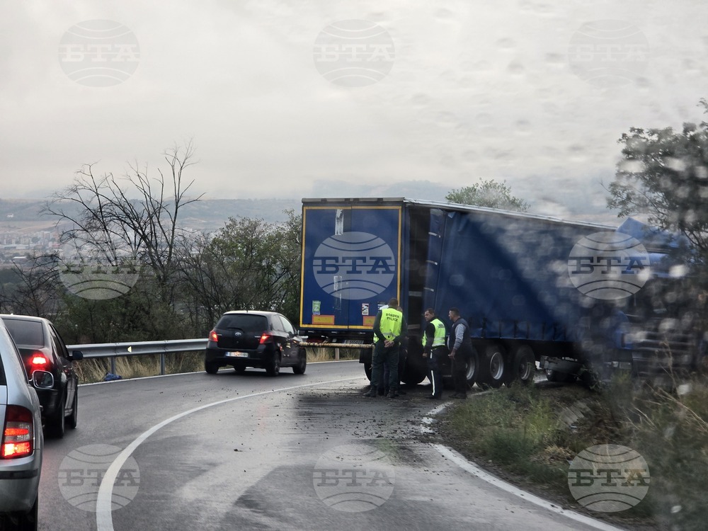Поради самокатастрофирал тежкотоварен автомобил е ограничено движението между София и Своге в района на Луково 