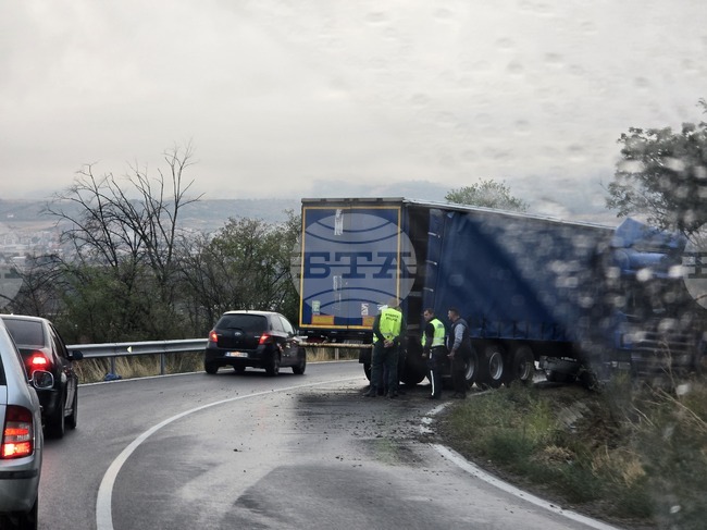 Поради самокатастрофирал тежкотоварен автомобил е ограничено движението между София и Своге в района на Луково 