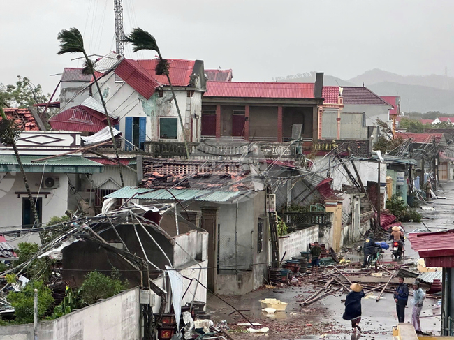 Най-малко 12 са жертвите след преминаването на бурята "Буалой" през Виетнам