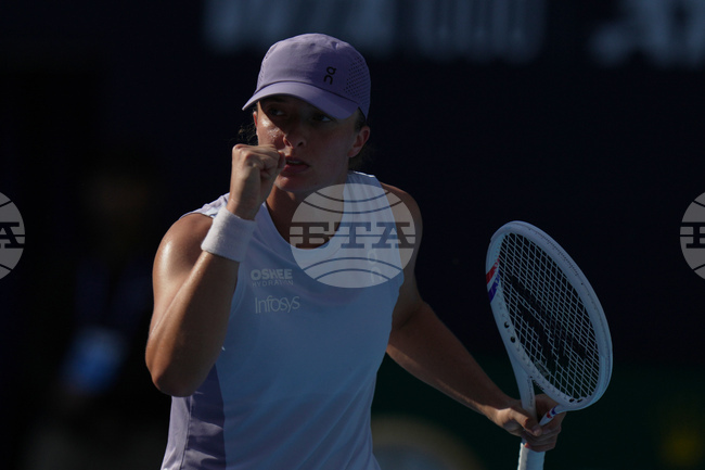 Ига Швьонтек постигна победа №400 на турнира в Пекин, Джесика Пегула спаси три мачбола при успеха над Ема Ръдукану