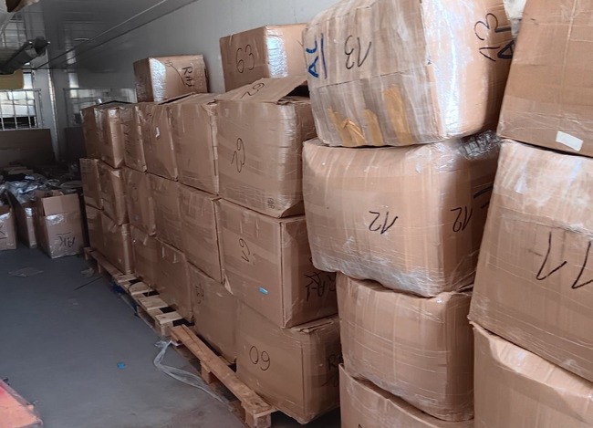 Над 10 хиляди спални комплекта с отличителни знаци на световни марки са задържани от митнически служители в София